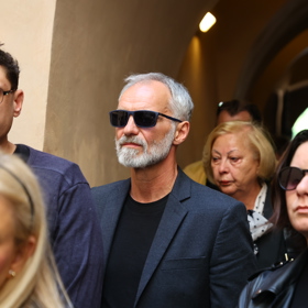 Ivan Trojan dorazil na pohřeb Jana Potměšila. 