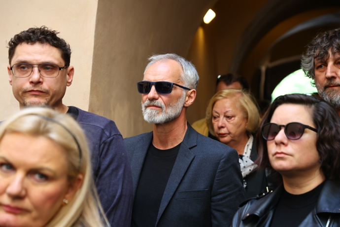 FOTO: Ivan Trojan dorazil na pohřeb Jana Potměšila. – stránka 15