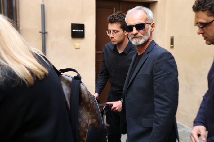 FOTO: Ivan Trojan v davu. – stránka 13