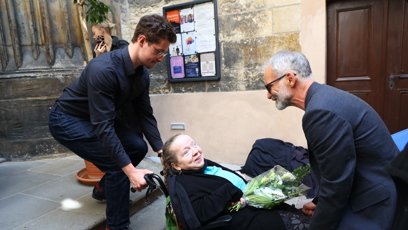 FOTO: Ivan Trojan pomáhal handicapované ženě.