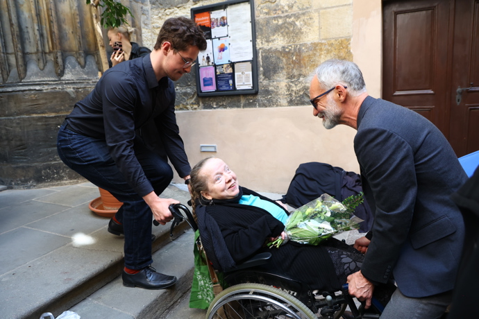 FOTO: Ivan Trojan pomáhal handicapované ženě. – stránka 12