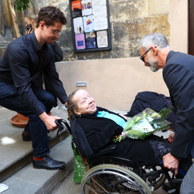 Ivan Trojan pomáhal handicapované ženě. 