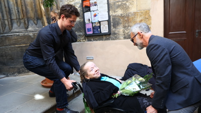 FOTO: Ivan Trojan pomáhal handicapované ženě.