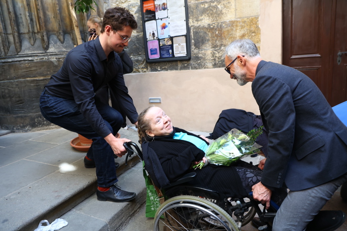 FOTO: Ivan Trojan pomáhal handicapované ženě. – stránka 11