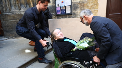 FOTO: Ivan Trojan pomáhal handicapované ženě.