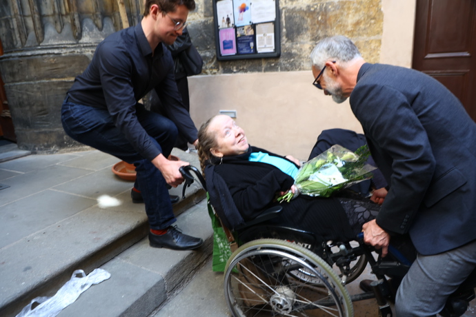 FOTO: Ivan Trojan pomáhal handicapované ženě. – stránka 10