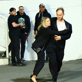 Všichni okolo se dívali.