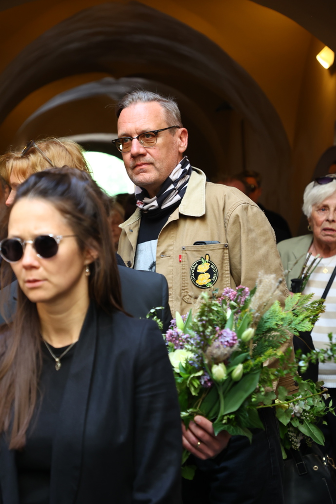 FOTO: David Matásek dorazil na pohřeb Jana Potměšila. – stránka 2