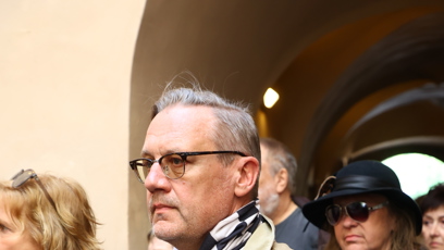 FOTO: Oproti ostatním hostům měl ležerní bundu.