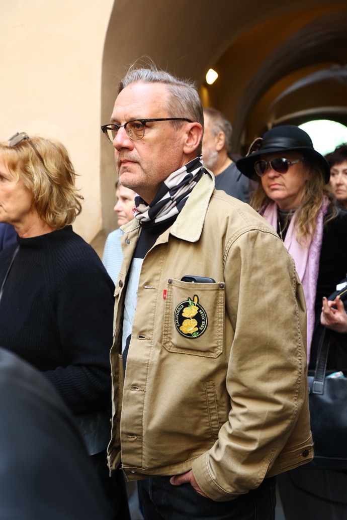 FOTO: Oproti ostatním hostům měl ležerní bundu.