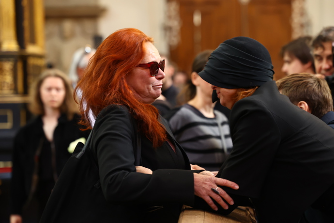 FOTO: Pohřeb byl plný slz. – stránka 5