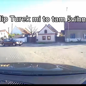 Filip Turek při jízdě svým Rolls Roycem.