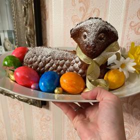 Lucie ráda peče beránky s jogurtem a užívá si jejich závěrečné dekorování. 