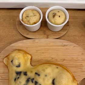 Rarita, kterou letos Lucie upekla, je beránek a muffinky ze zbytků. "Zbyla mi dvě vejce," vysvětlovala moderátorka tuto improvizaci. Pokud se beránek rychle nesní, možná ho stihne potáhnout čokoládou. 