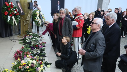 FOTO: Smuteční hosté kondolují na pohřbu Václava Hybše.