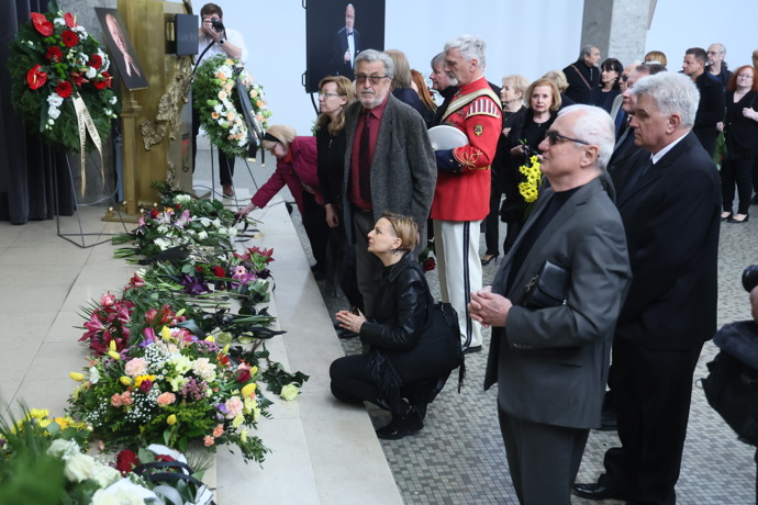 FOTO: Smuteční hosté kondolují na pohřbu Václava Hybše. – stránka 5