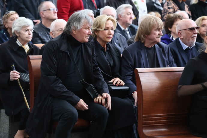 FOTO: Karel Vágner na pohřbu Václava Hybše. – stránka 11