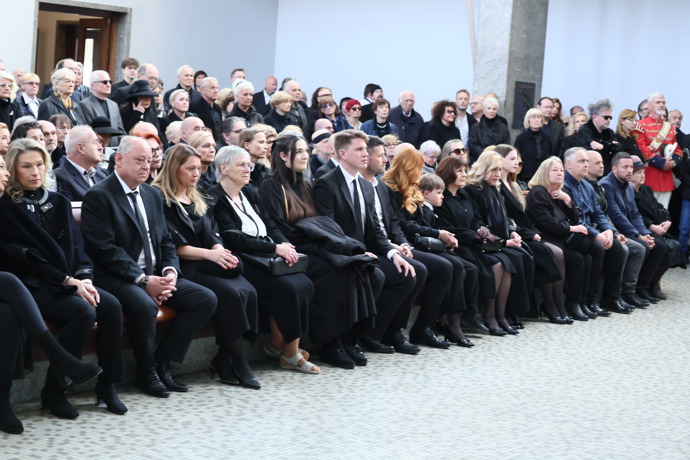 FOTO: Smuteční hosté na pohřbu Václava Hybše. – stránka 12