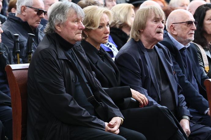 FOTO: Karel Vágner na pohřbu Václava Hybše. – stránka 13