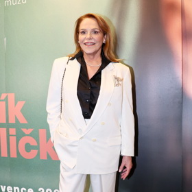 Dagmar Havlová oblékla pod bílý oblek kontrastní černou košili a sako ozdobila broží. 