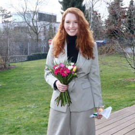 Letos kalhotovým kostýmům vévodí zemité barvy, což moc dobře ví i herečka Denisa Nesvačilová.