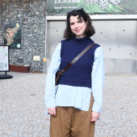 Herečka vestu nosí ležérně, spolu s košilí a širokými kalhotami.