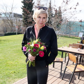 Oblékla černé žebrované kalhoty, černou mikinu a broskvové tričko s výstřihem do V. 