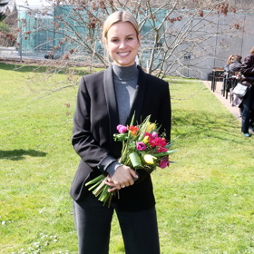 Herečka si vystačila s černým sakem, tmavými džínami a šedým rolákem. 