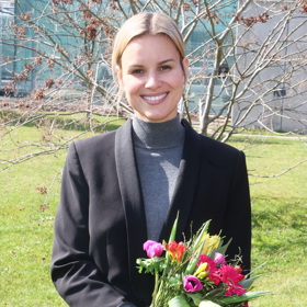 Patricie Solaříková oblékla jednoduchý outfit kombinující černou a šedou. Kytice květin ji potom hezky rozzářila.