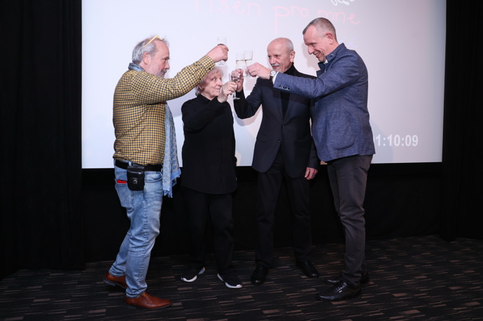 FOTO: Václav Neckář natočil nový videoklip k jeho staré písni - Píseň pro mne. – stránka 5