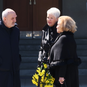 Pavla Břínková na pohřbu Václava Hybše.