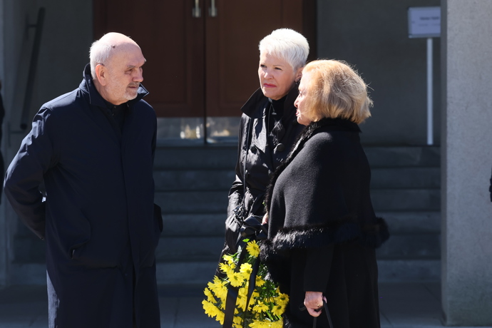 FOTO: Pavla Břínková na pohřbu Václava Hybše. – stránka 15