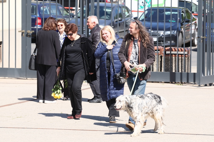 FOTO: Smuteční hosté na pohřbu Václava Hybše. – stránka 4