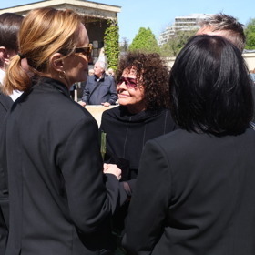 Jitka Zelenková na pohřbu Václava Hybše.