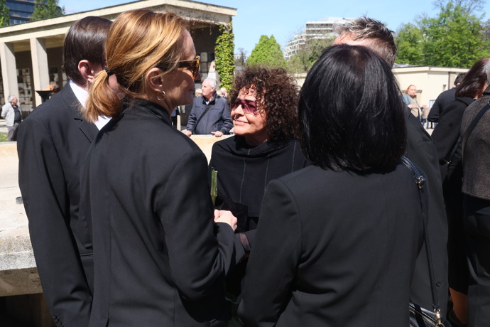 FOTO: Smuteční hosté na pohřbu Václava Hybše. – stránka 16