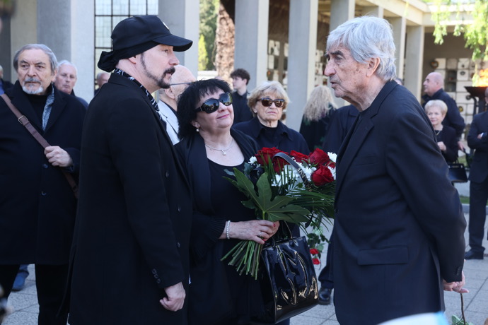 FOTO: Bohuš Matuš na pohřbu Václava Hybše. – stránka 17