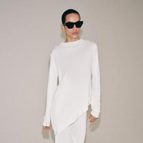 Asymetrický top a midi sukně, Zara, top 849 Kč, sukně 699 Kč