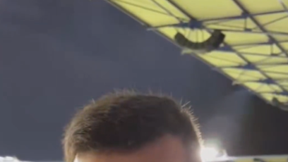 FOTO: Tomio Okamura na stadionu.