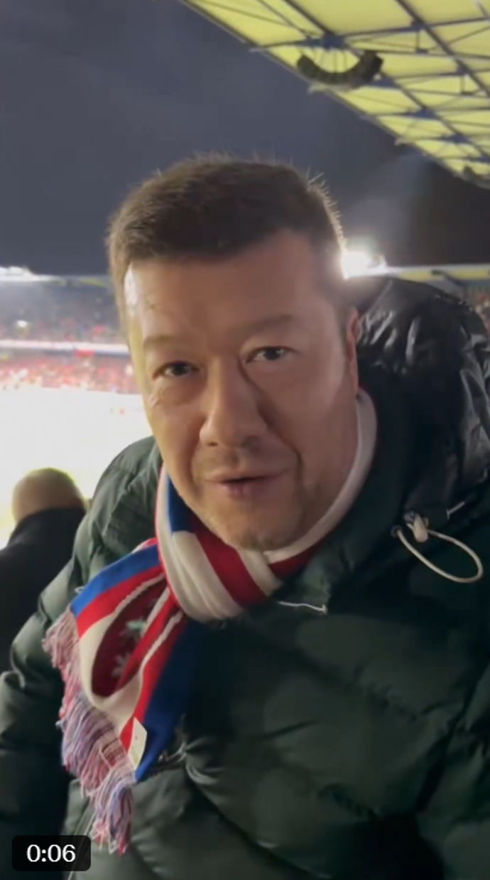 FOTO: Tomio Okamura na stadionu.