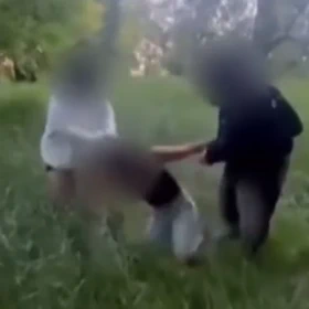 Teenagerky Vivien surově zbili, tahali za vlasy a kopali na zemi.