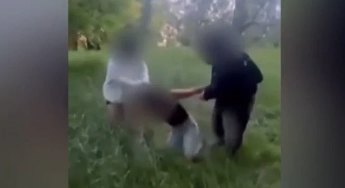 FOTO: Teenagerky Vivien surově zbili, tahali za vlasy a kopali na zemi. – stránka 4