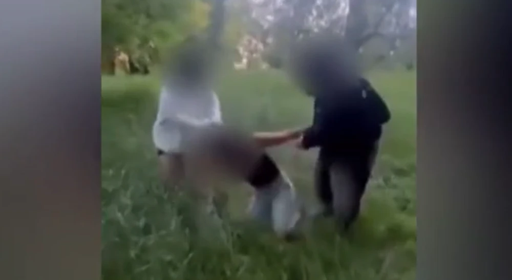 FOTO: Teenagerky Vivien surově zbili, tahali za vlasy a kopali na zemi.