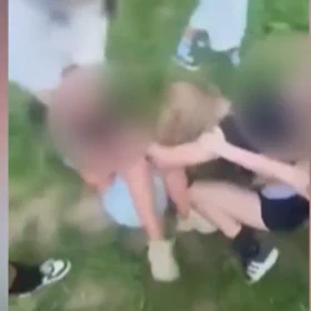 Agresoři nutili zraněnou dívku klečet na kolenou a ponižovali ji.