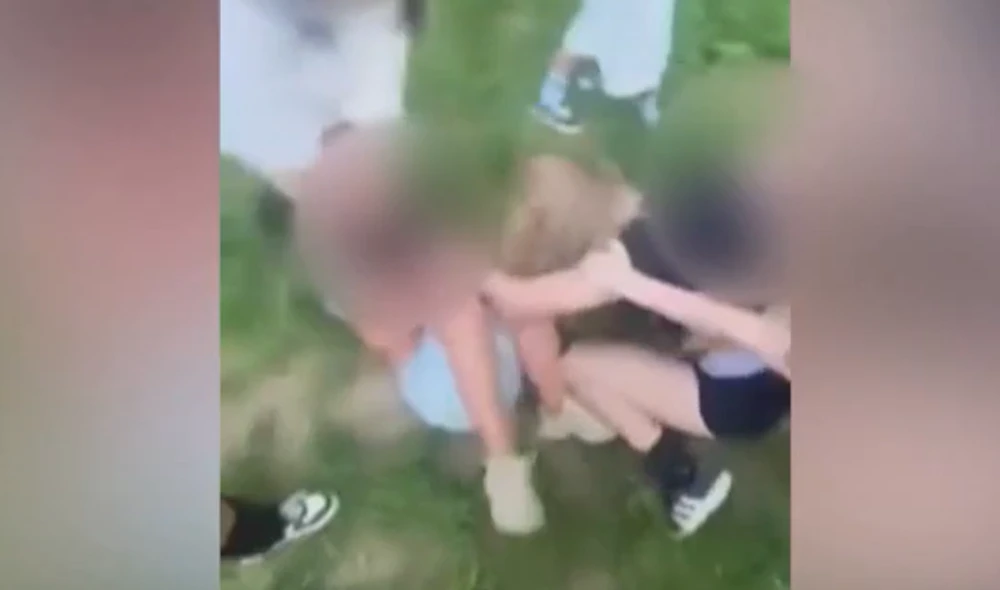 FOTO: Agresoři nutili zraněnou dívku klečet na kolenou a ponižovali ji.