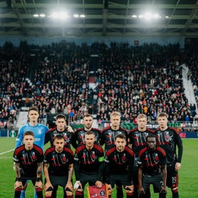 Sparťanští fotbalisté před fanoušky utekli do autobusu.