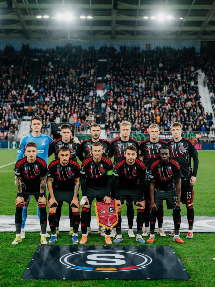 FOTO: Sparťanští fotbalisté před fanoušky utekli do autobusu. – stránka 7