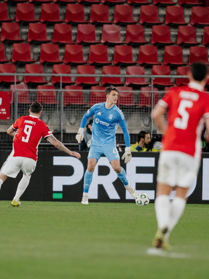 FOTO: Fanoušci mu také vylili pivo do obličeje. – stránka 4