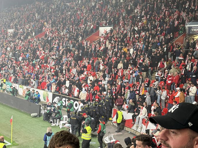FOTO: Zasahovat museli těžkooděnci. – stránka 1