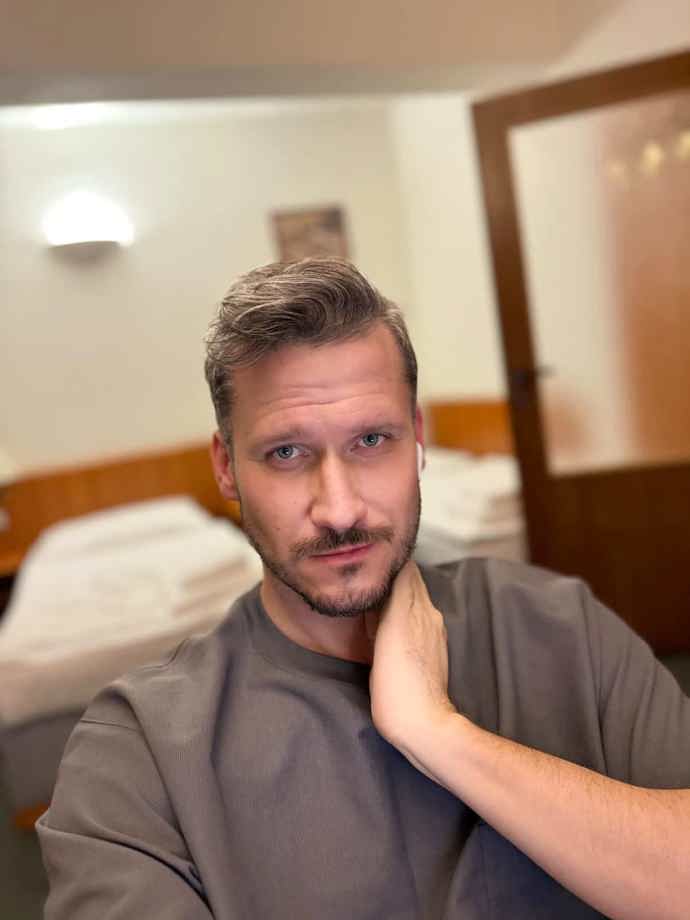FOTO: Dokumentarista Jiří Sádek se po návratu z Asie a Afriky odhodlal k radikálnímu kroku. Zrušil klasické bydlení a už víc než tři měsíce žije střídavě v hostelech, hotelech nebo apartmánech přes Airbnb. – stránka 8