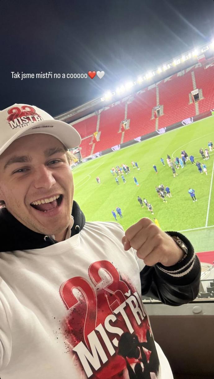FOTO: Jakub Mareš na stadionu. – stránka 12